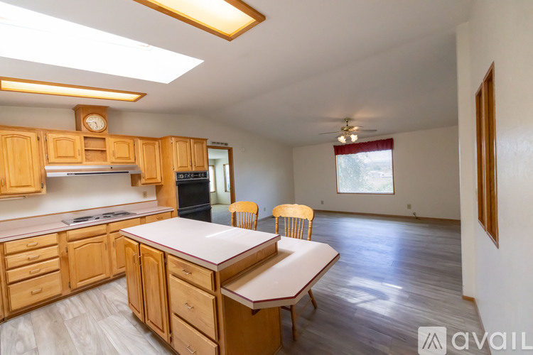 481 South Pomona Road 3 Beds Single Family Home for Rent - Photo gallery 2