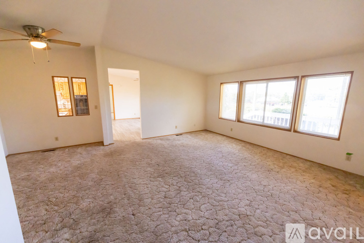 481 South Pomona Road 3 Beds Single Family Home for Rent - Photo gallery 3