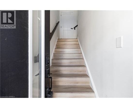 55 TOM BROWN Drive Unit# 14 3 Beds Condo, Home, Townhouse for Rent - Photo gallery 4