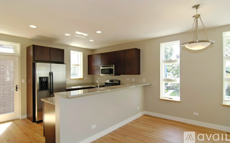 7211 N Oakley Ave 3 Beds Single Family Home for Rent - Photo gallery 2