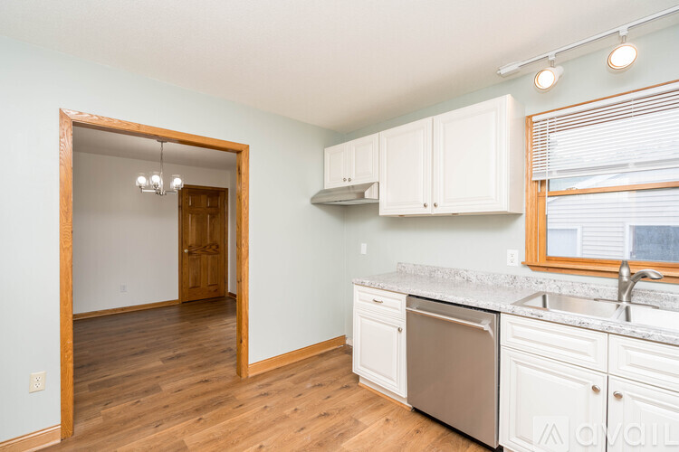 325 NE 6th St 3 Beds Single Family Home for Rent - Photo gallery 3