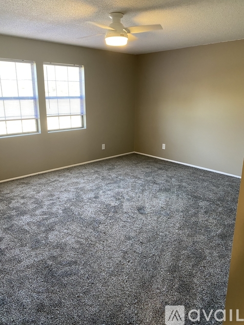 300 W 9th St 2 Beds Apartment for Rent - Photo gallery 3
