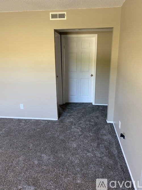 300 W 9th St 2 Beds Apartment for Rent - Photo gallery 5
