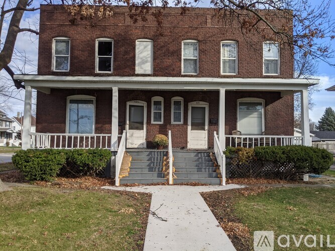 591 Clark St 3 Beds Townhouse for Rent - Photo gallery 1