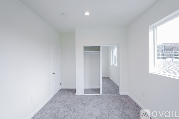2820 1/2 South Cloverdale Avenue 3 Beds Apartment for Rent - Photo gallery 2
