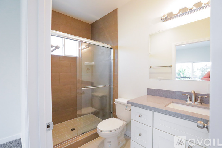 2820 1/2 South Cloverdale Avenue 3 Beds Apartment for Rent - Photo gallery 4