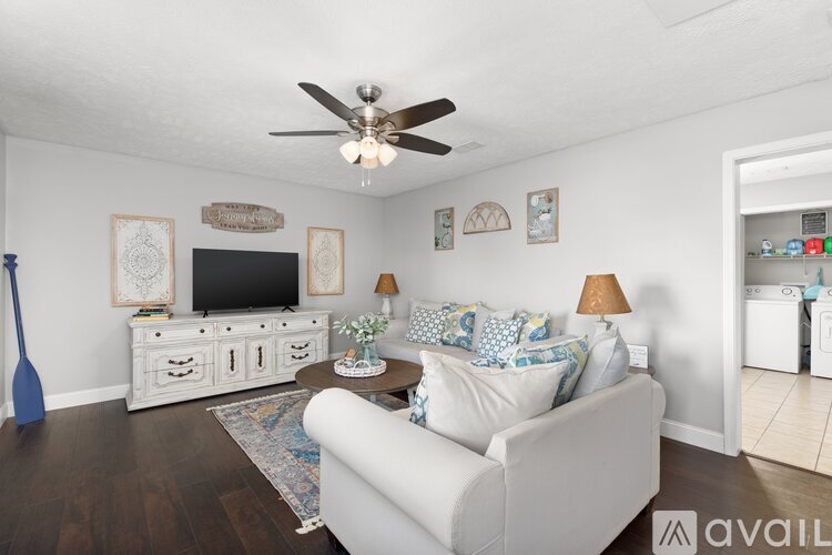 1955 Lakeshore Dr 2 Beds Apartment for Rent - Photo gallery 1