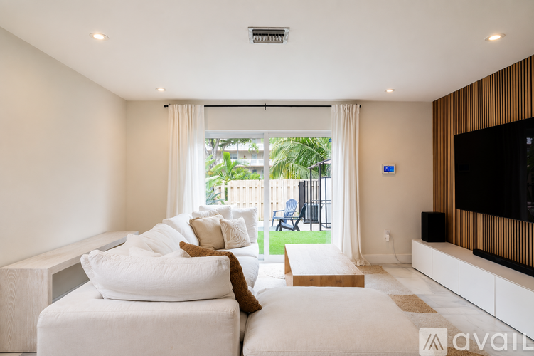 450 Southeast 7th Street 2 Beds Townhouse for Rent - Photo gallery 1
