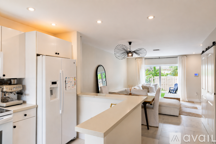 450 Southeast 7th Street 2 Beds Townhouse for Rent - Photo gallery 2