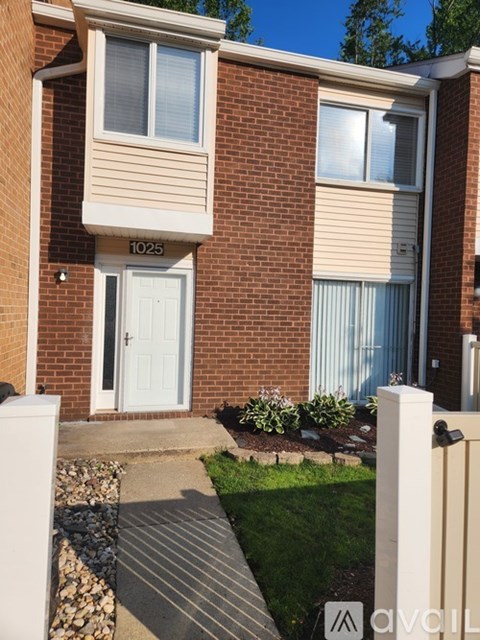 1025 Oaklyn Court 3 Beds Apartment for Rent