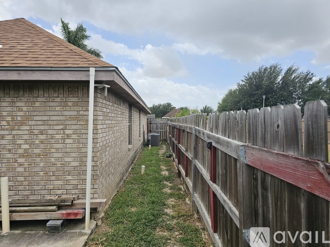 422 West 12th Street 3 Beds Single Family Home for Rent - Photo gallery 2
