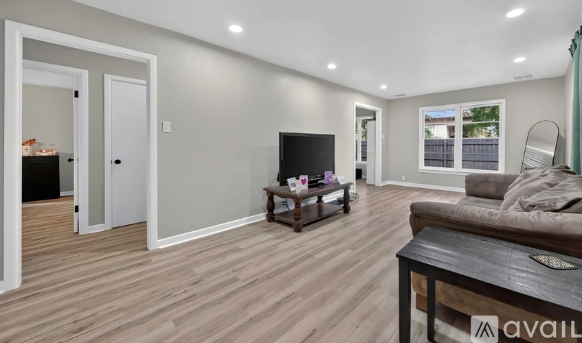 105 Holcomb Street 2 Beds Single Family Home for Rent - Photo gallery 4