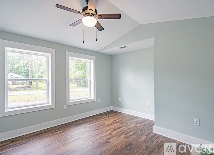 303 E 7th St 3 Beds Single Family Home for Rent - Photo gallery 4