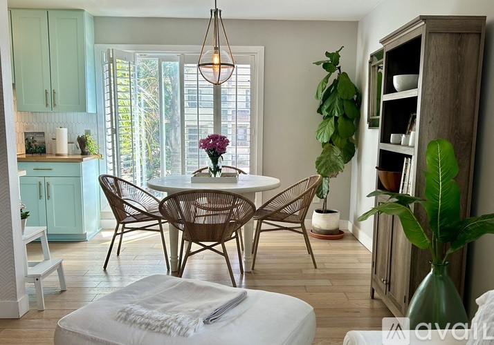A dining room with a round table and chairs.