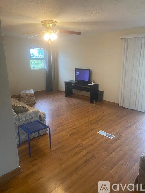 195 North Oak Street 3 Beds Single Family Home for Rent - Photo gallery 2