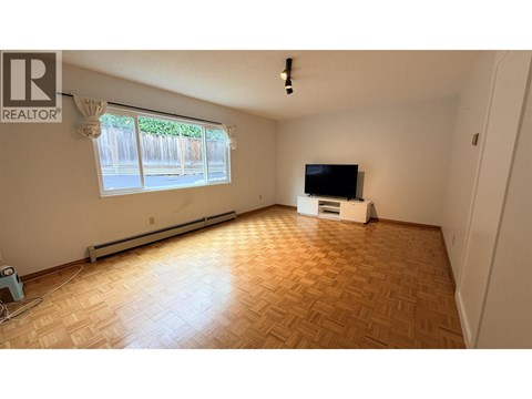 Back Unit 8607 SELKIRK STREET 3 Beds Apartment for Rent