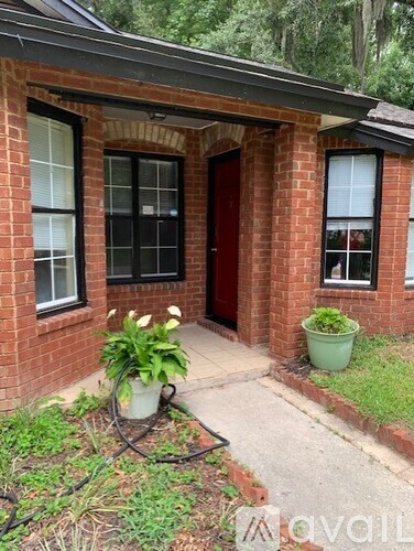 10 Daveitta Drive 3 Beds Single Family Home for Rent - Photo gallery 2