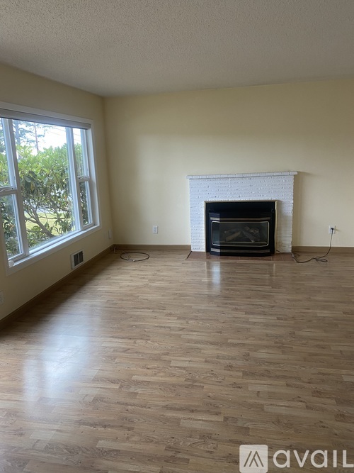 323 NE 7th St 3 Beds Single Family Home for Rent - Photo gallery 1
