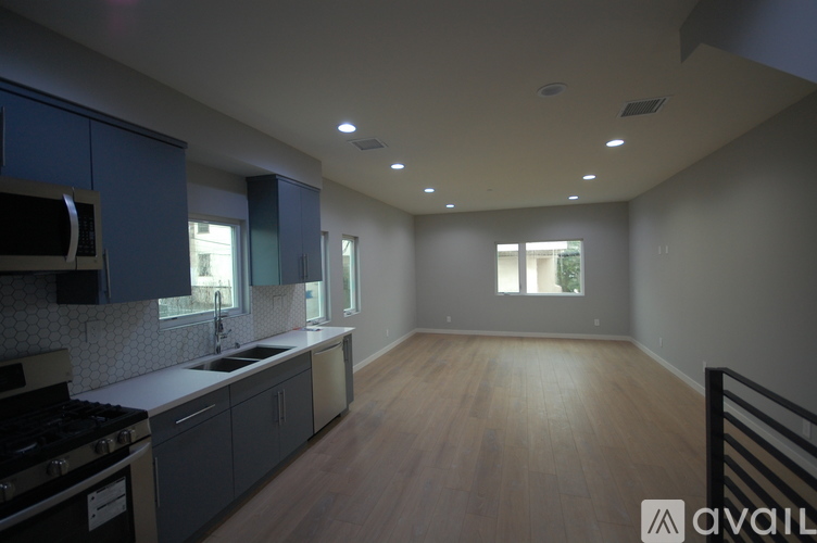 648 N Serrano Ave 3 Beds Townhouse for Rent - Photo gallery 3