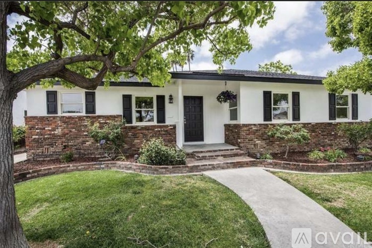 823 North Lenz Drive 3 Beds Single Family Home for Rent - Photo gallery 1