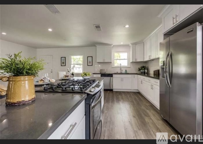 823 North Lenz Drive 3 Beds Single Family Home for Rent - Photo gallery 3