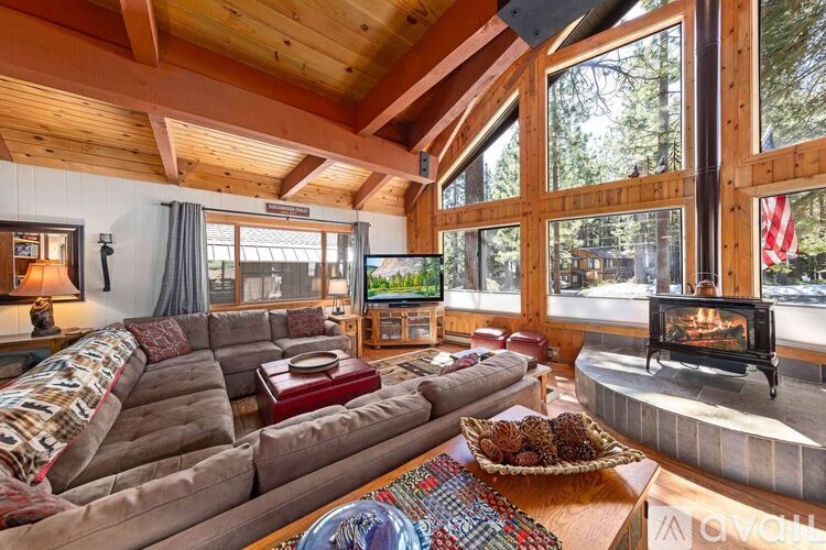 15948 Northwoods Blvd 3 Beds Single Family Home for Rent - Photo gallery 1