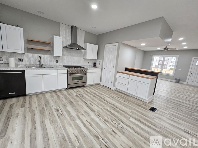 2402 Crystal Dr 5 Beds Single Family Home for Rent - Photo gallery 4