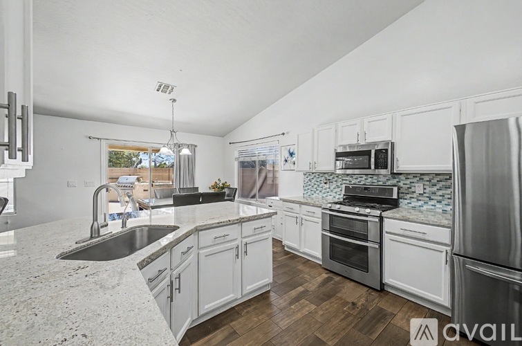 6647 West Tonopah Drive 3 Beds Single Family Home for Rent - Photo gallery 5