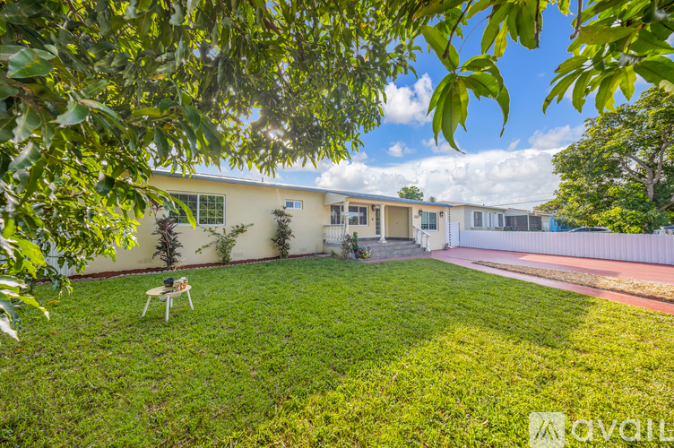 5862 W 2nd Ct 5 Beds Single Family Home for Rent - Photo gallery 2