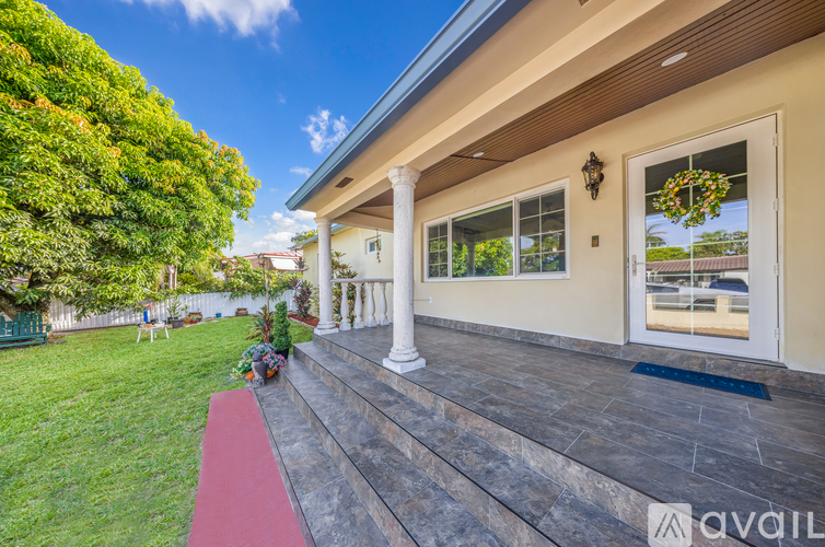 5862 W 2nd Ct 5 Beds Single Family Home for Rent - Photo gallery 3