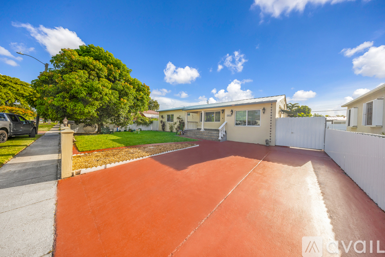 5862 W 2nd Ct 5 Beds Single Family Home for Rent - Photo gallery 4