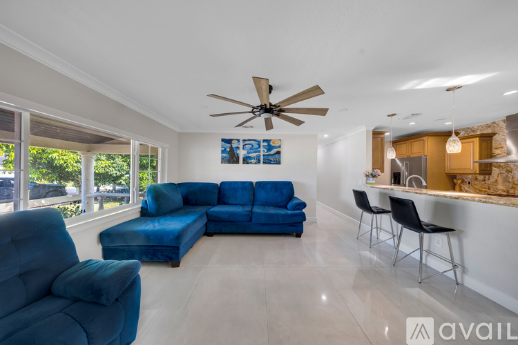 5862 W 2nd Ct 5 Beds Single Family Home for Rent - Photo gallery 5