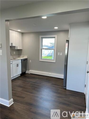 10 Lake Avenue 3 Beds Single Family Home for Rent - Photo gallery 5