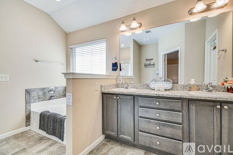 706 Park Lane 4 Beds Single Family Home for Rent - Photo gallery 4