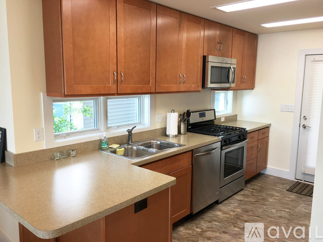 6454 N Shore Dr 4 Beds Single Family Home for Rent - Photo gallery 2