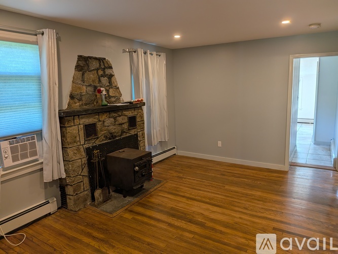 4 Newport Road 3 Beds Single Family Home for Rent - Photo gallery 4