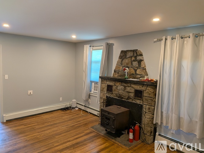 4 Newport Road 3 Beds Single Family Home for Rent - Photo gallery 5