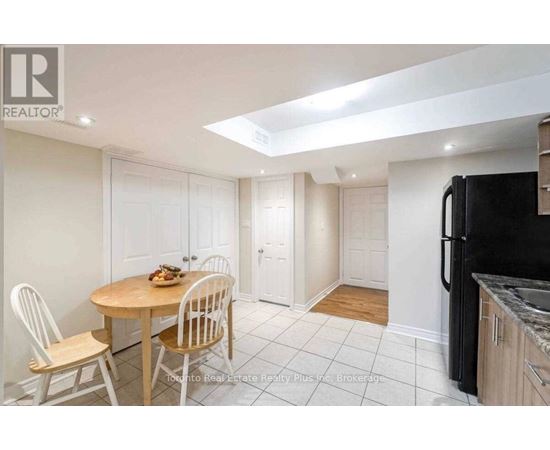 #LOWER - 42 CRYSTALVIEW CRESCENT Studio House for Rent - Photo gallery 3
