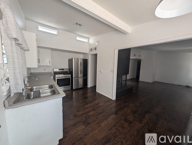 704 East 5th Street 3 Beds Single Family Home for Rent - Photo gallery 3