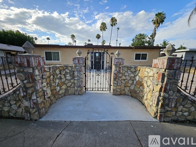 19751 Victory Boulevard 4 Beds Single Family Home for Rent - Photo gallery 2