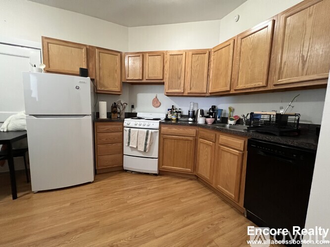1589 Beacon St 2 Beds Apartment for Rent - Photo gallery 2