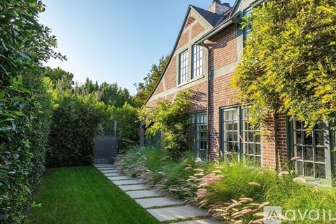 560 South Bronson Avenue 5 Beds Apartment for Rent