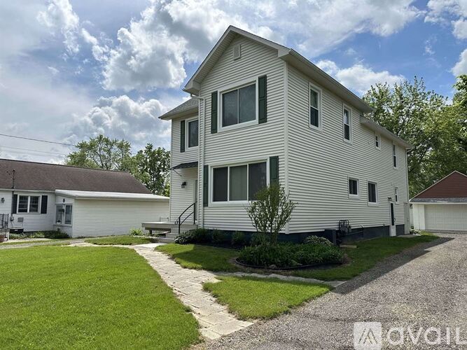 683 Budlong St 4 Beds Apartment for Rent - Photo gallery 1