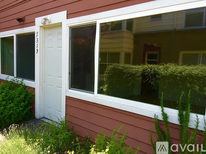 7319 Woodlawn Ave NE 1 Single Family Home for Rent - Photo gallery 2