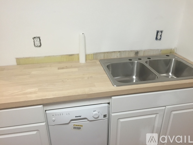 A kitchen with a washing machine and a dishwasher.