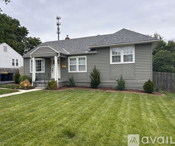222 West 81st Street 3 Beds Single Family Home for Rent - Photo gallery 1