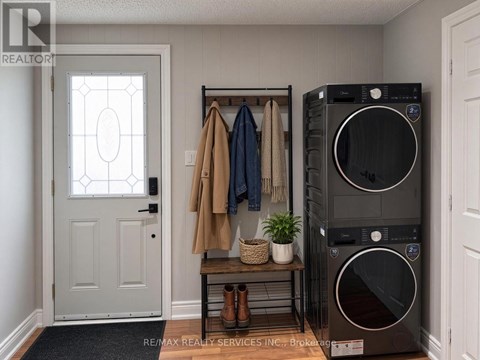 4870 MAPLEVIEW CRESCENT 3 Beds Apartment for Rent