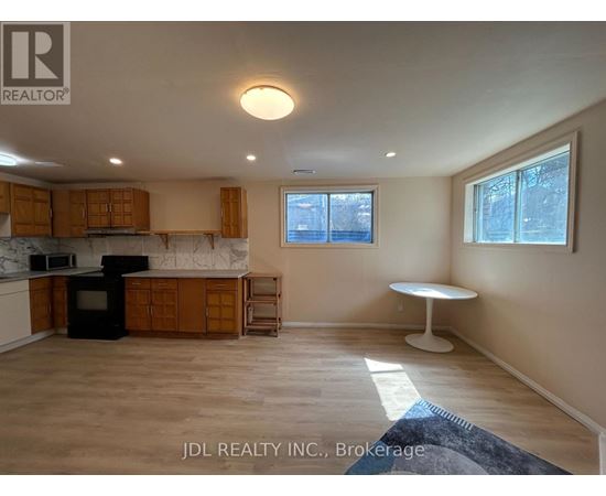 TWO-BEDROOM BSMT - 21 SQUIRES AVE AVENUE 2 Beds House for Rent - Photo gallery 4