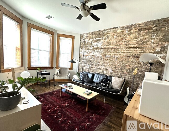 2647 49 N. Sacramento Ave. 1 Apartment for Rent - Photo gallery 1