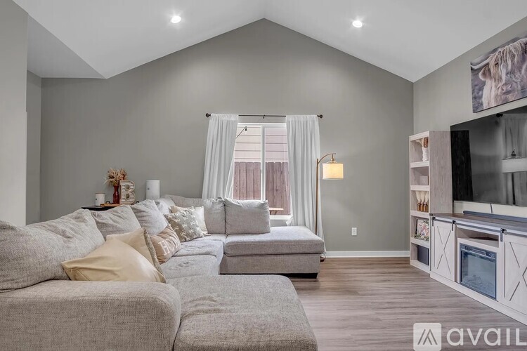 12123 West Shadow Lakes Street 3 Beds Single Family Home for Rent - Photo gallery 3